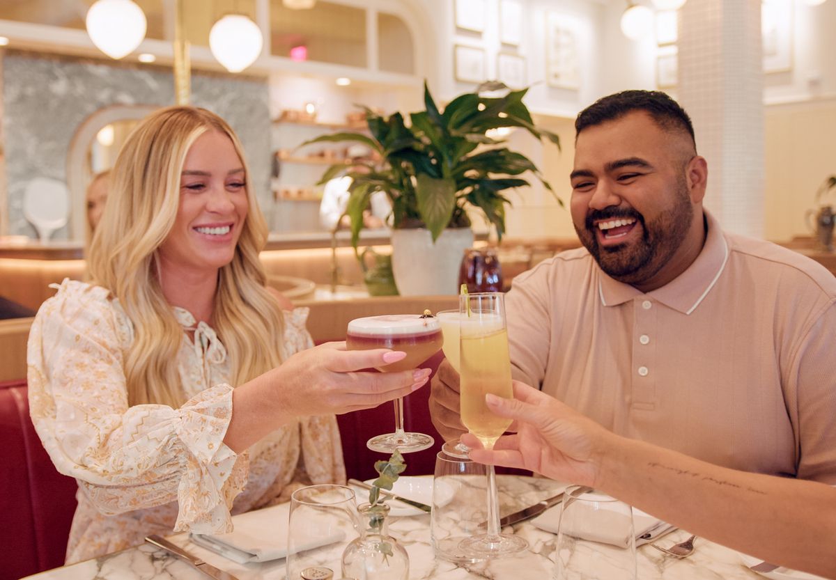 Couple doing a cheers with cocktails