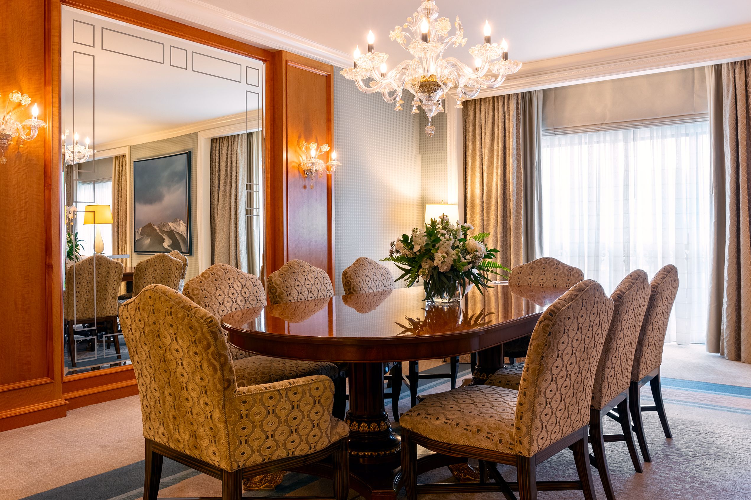 presidential suite dining table and chairs