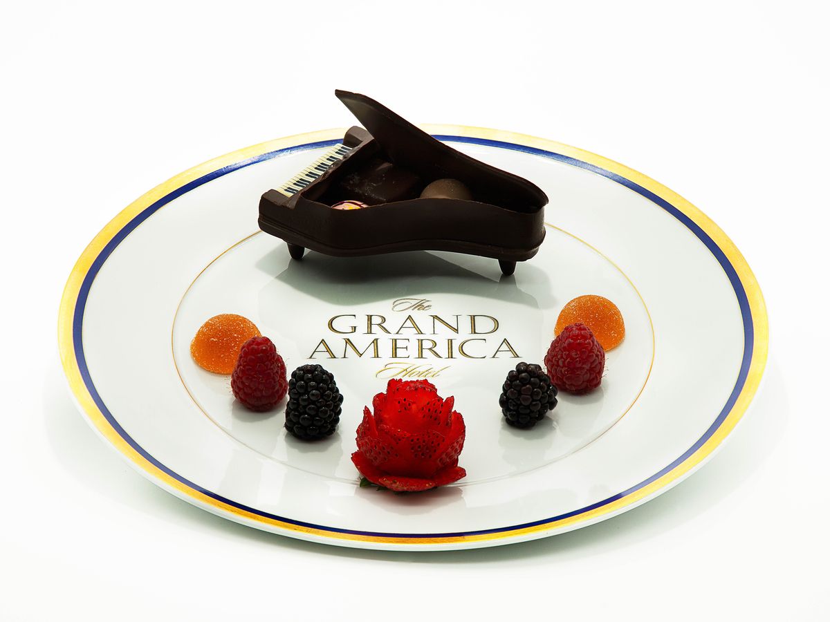 chocolate piano with berries