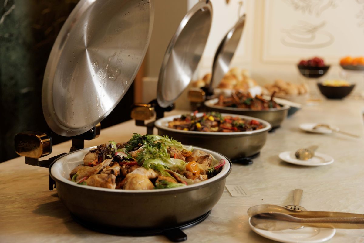 brunch buffet offerings of chicken and other meats