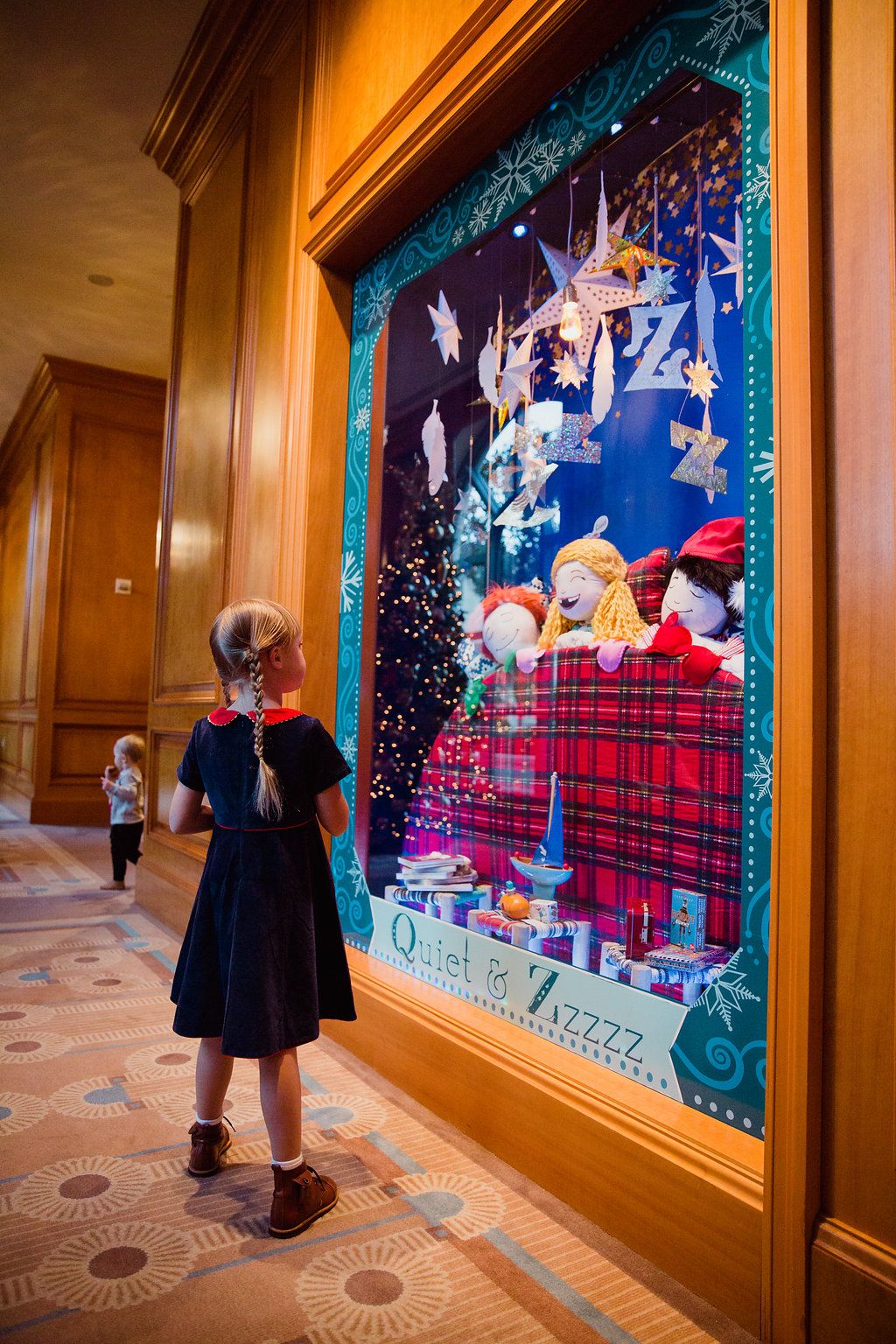 children enjoying the holiday decorated windows at the window stroll