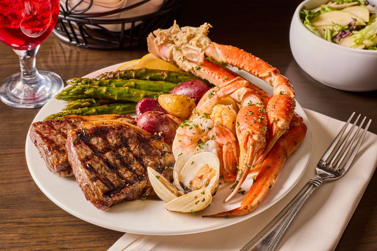 plate of prime rib and crab legs
